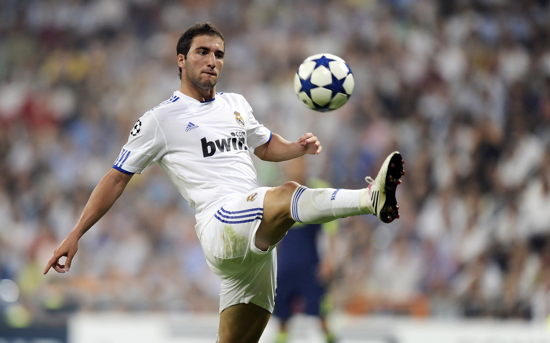 齿轮转动，当马赛碾压巴萨的震动传至伯纳乌，贝林厄姆的火焰已被点燃